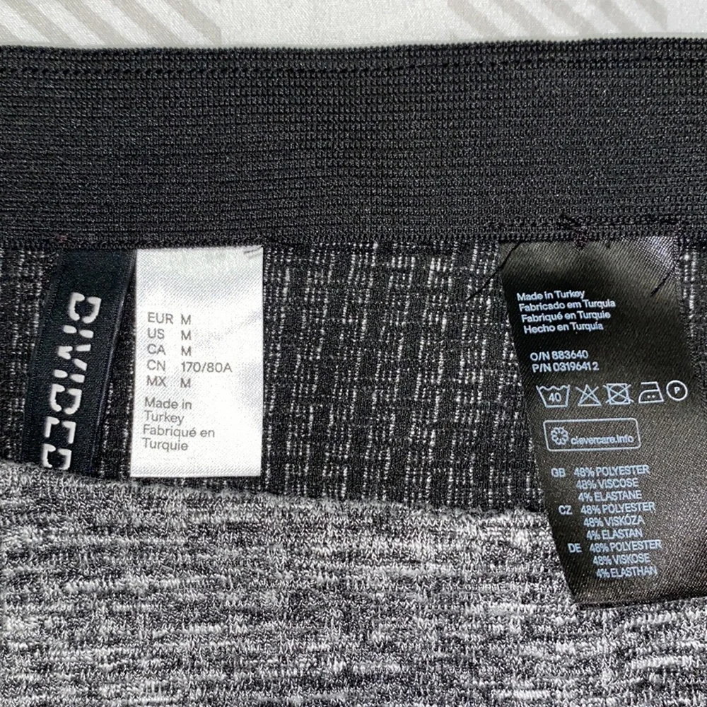 Size Medium‎ stretchy mini skirt from H & M - Picture 2 of 2